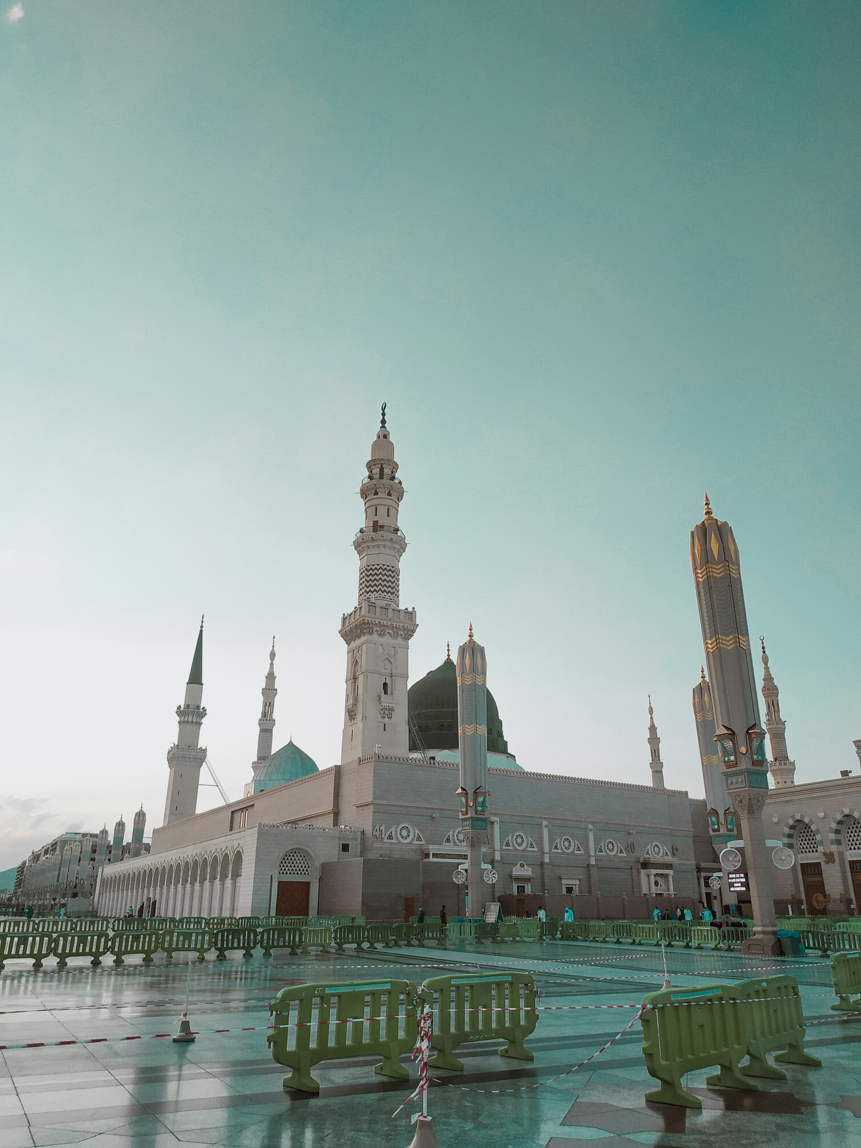 Night view of the Kaaba under a star-filled sky at Masjid al-Haram